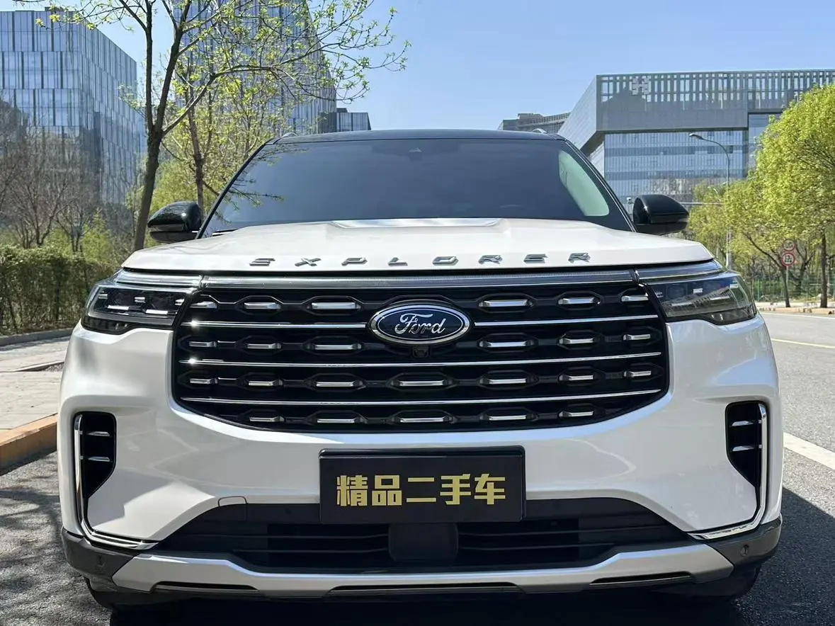 Ford Explorer EcoBoost 285 four-wheel drive titanium version 6 seats