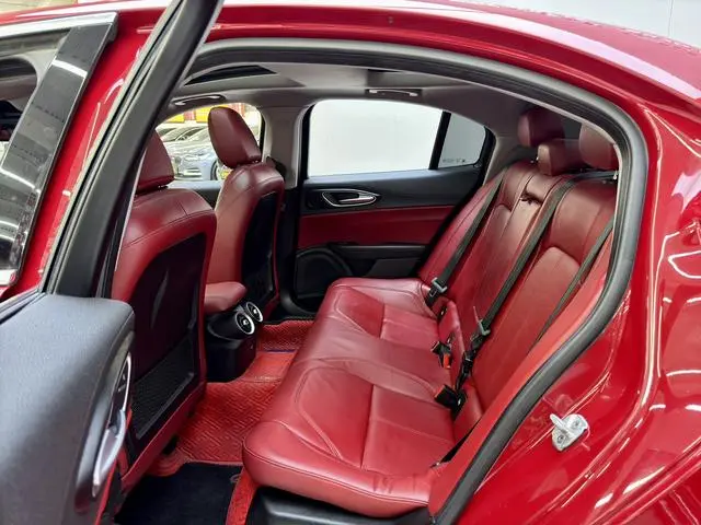 Alfa Romeo Giulia 2.0T 200HP Deluxe Edition