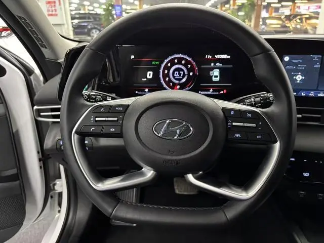 Hyundai Elantra 1.5L CVT LUX Premium Edition