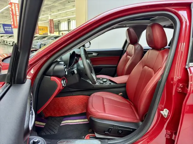 Alfa Romeo Giulia 2.0T 200HP Deluxe Edition