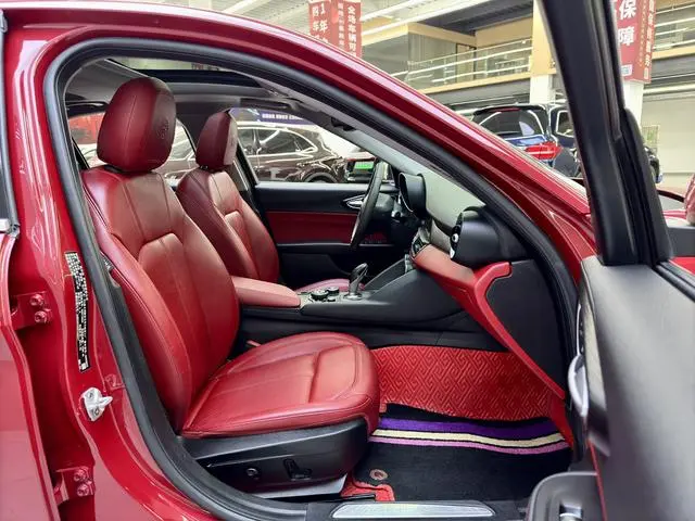 Alfa Romeo Giulia 2.0T 200HP Deluxe Edition