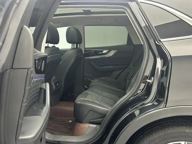 Hongqi Hongqi HS5 Facelift 2.0T Zhilian flag enjoy four-wheel drive version
