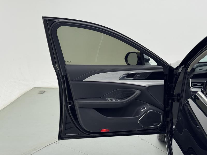 Hongqi Red Flag H5 2025