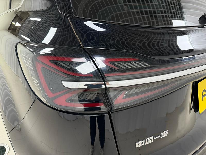 Hongqi Red Flag HS5 2023