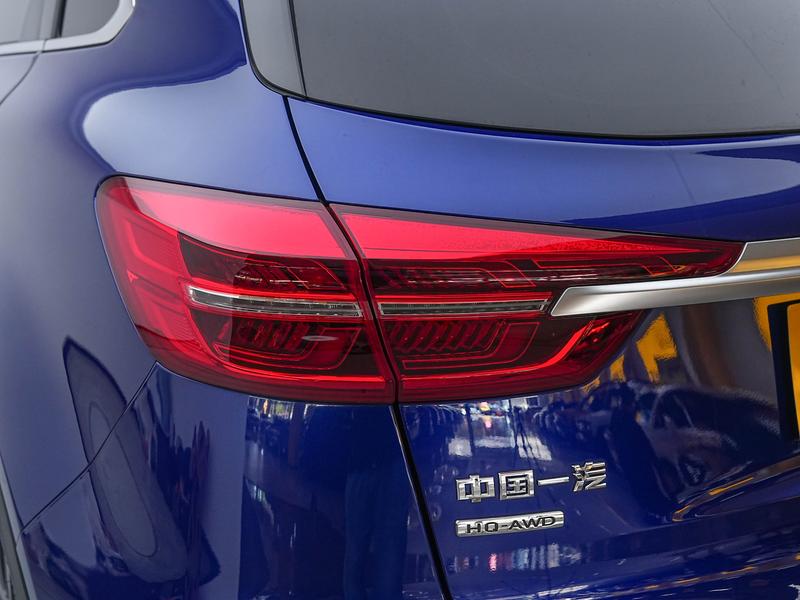 Hongqi Red Flag HS5 2022