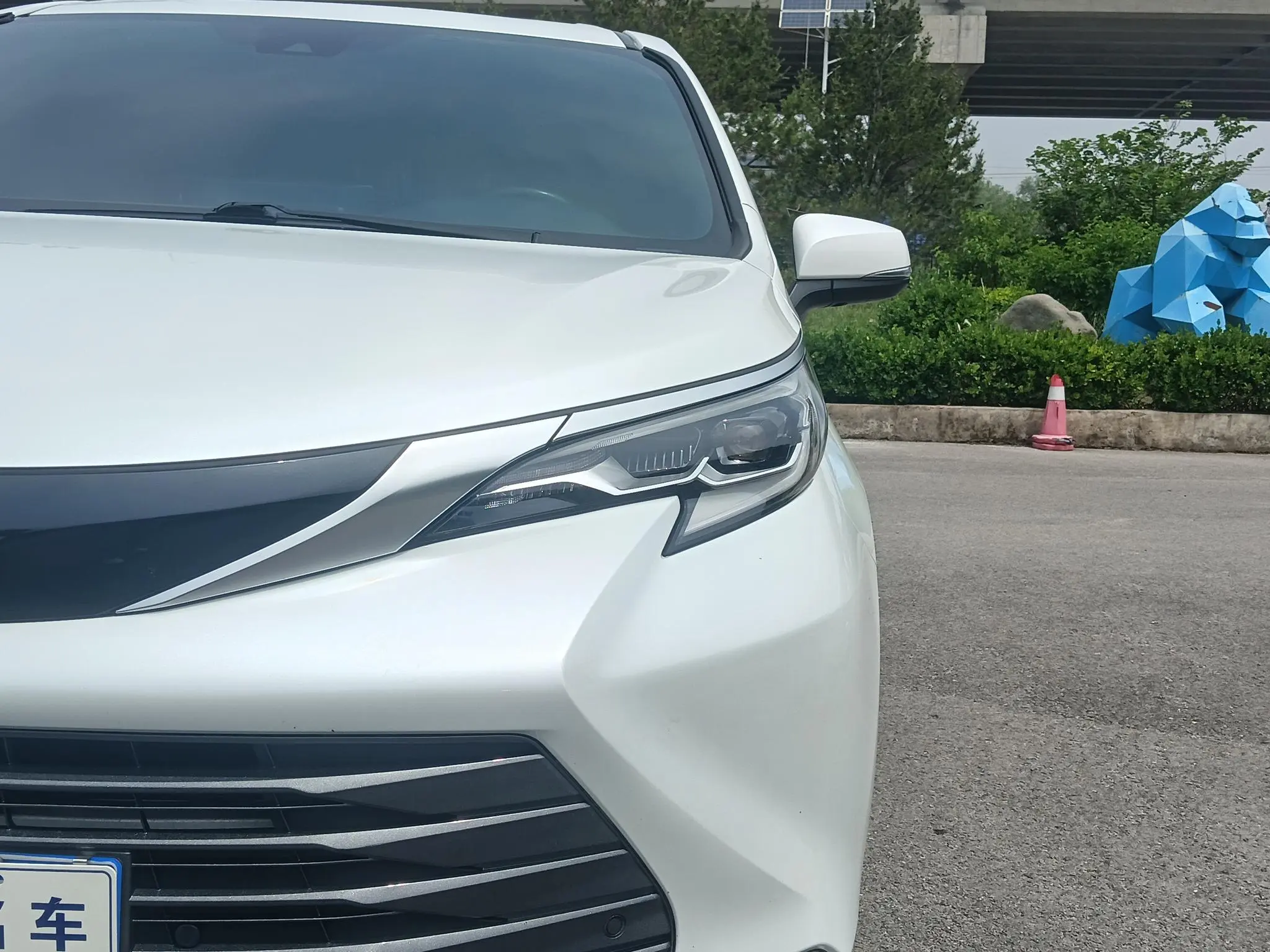 TOYOTA Saina 2.5L Hybrid Premium Edition