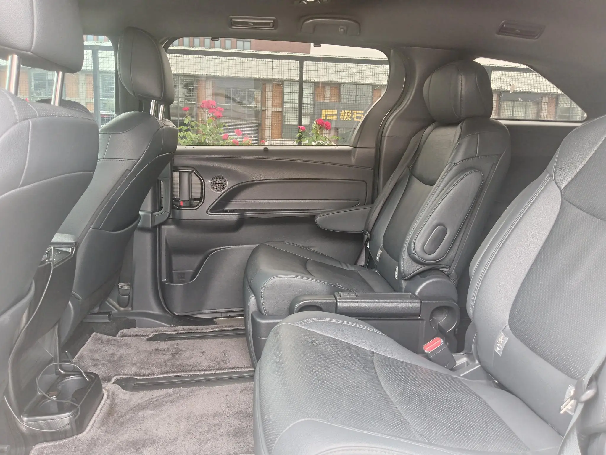 TOYOTA Saina 2.5L Hybrid Premium Edition