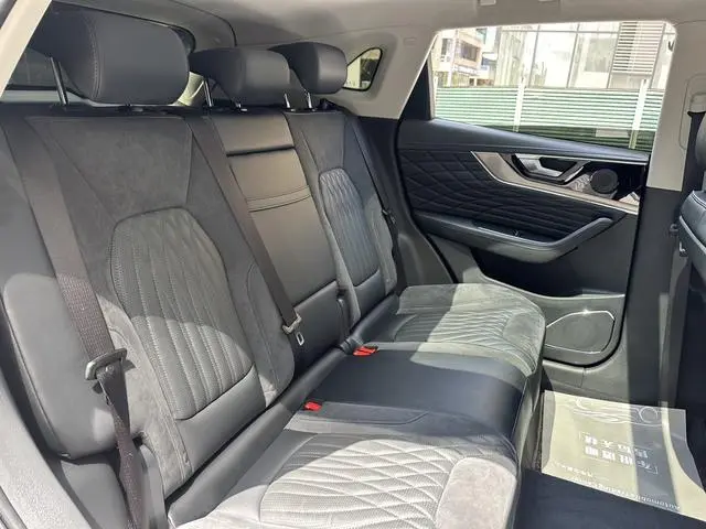 Hongqi Hongqi HS5 Facelift 2.0T Zhilian flag enjoy four-wheel drive version