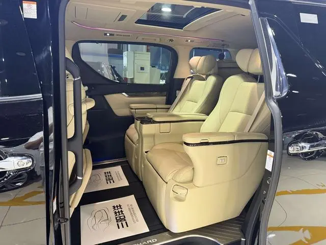 TOYOTA Elfa Facelift 3.5L Premium Edition