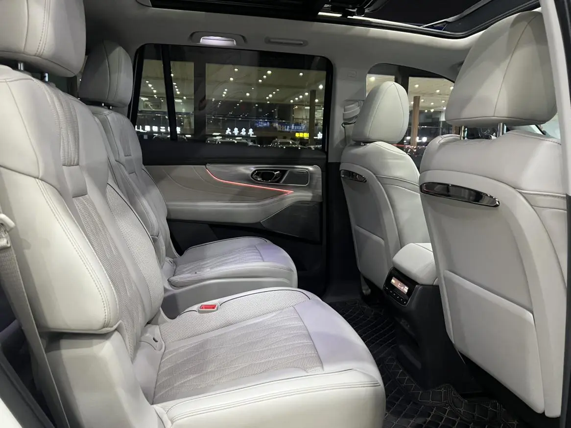 GAC Trumpchi GS8 Dual engine series 2.0TM hybrid four-wheel drive Premium 6-seater