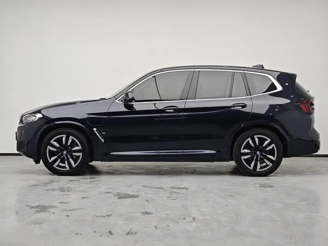 BMW BMW iX3 Leading type
