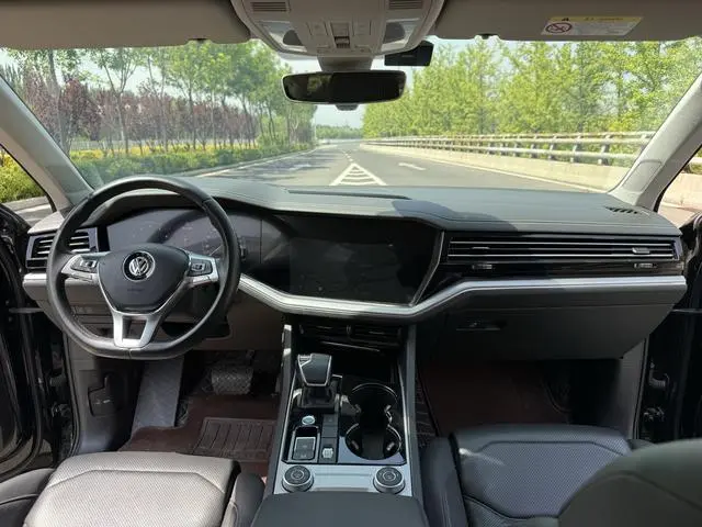 Volkswagen Touareg 3.0 TSI Sharp Front Version Country V