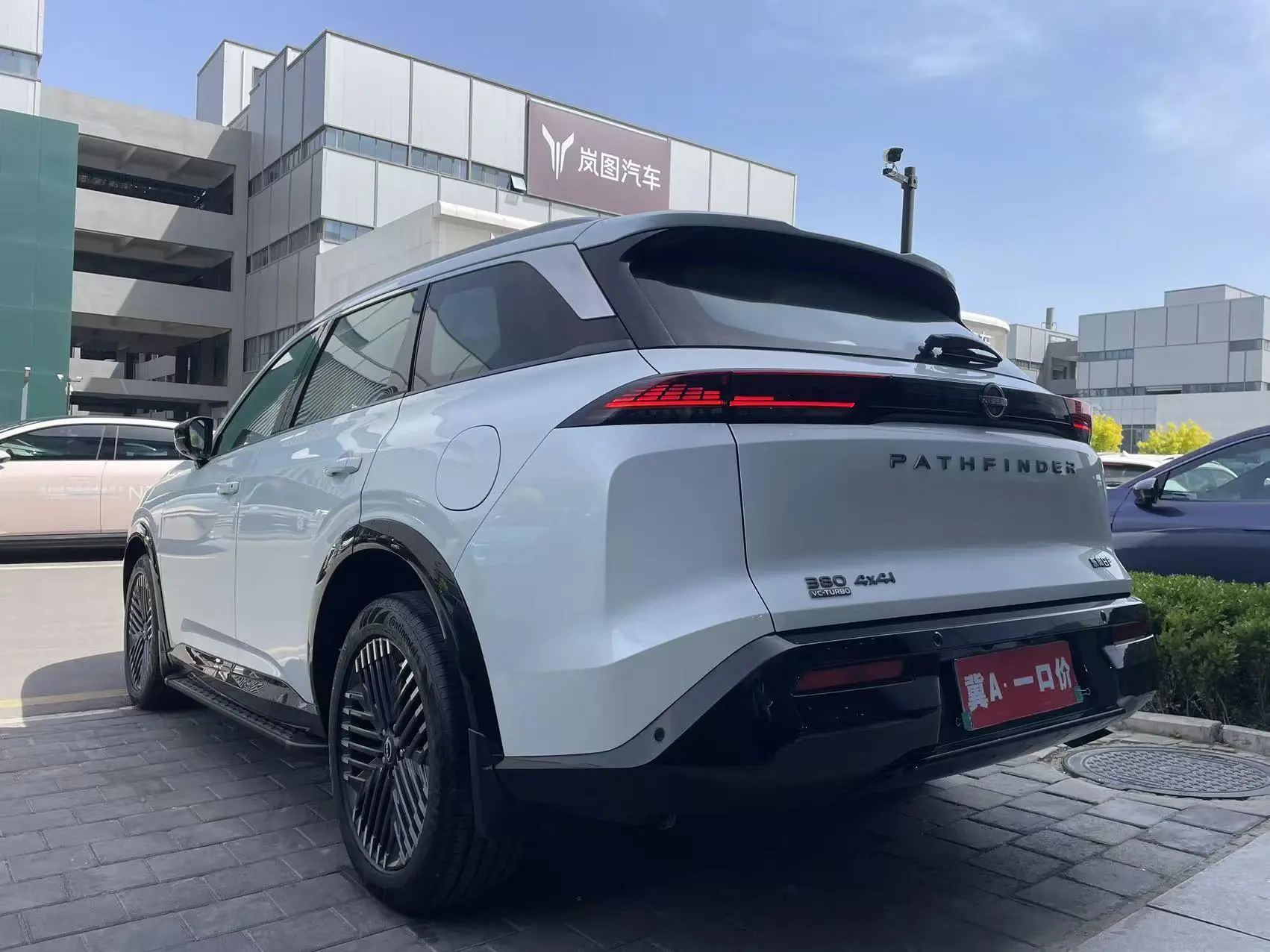 Nissan Exploring the land 380VC-TURBO four-wheel drive Zhizun Edition six-seater