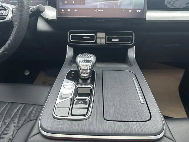 GAC Trumpchi GS8 Pilot Series 2.0 TGDI two-wheel drive Luxury Zhilian Edition 7-seater