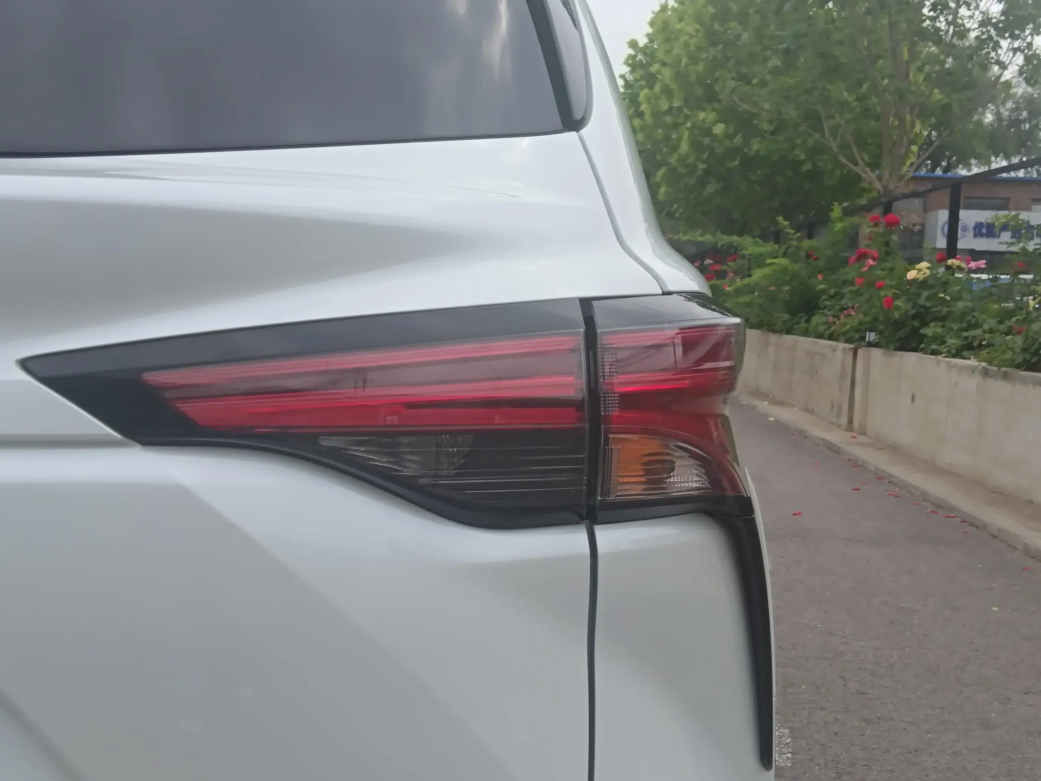 TOYOTA Saina 2.5L Hybrid Premium Edition