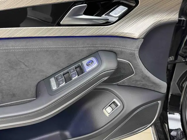Hongqi Hongqi H9 3.0T Zhilian flag collar four-seater version