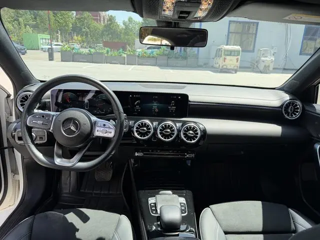 Mercedes-Benz Mercedes-Benz A-class Facelift A 200 L sports sedan