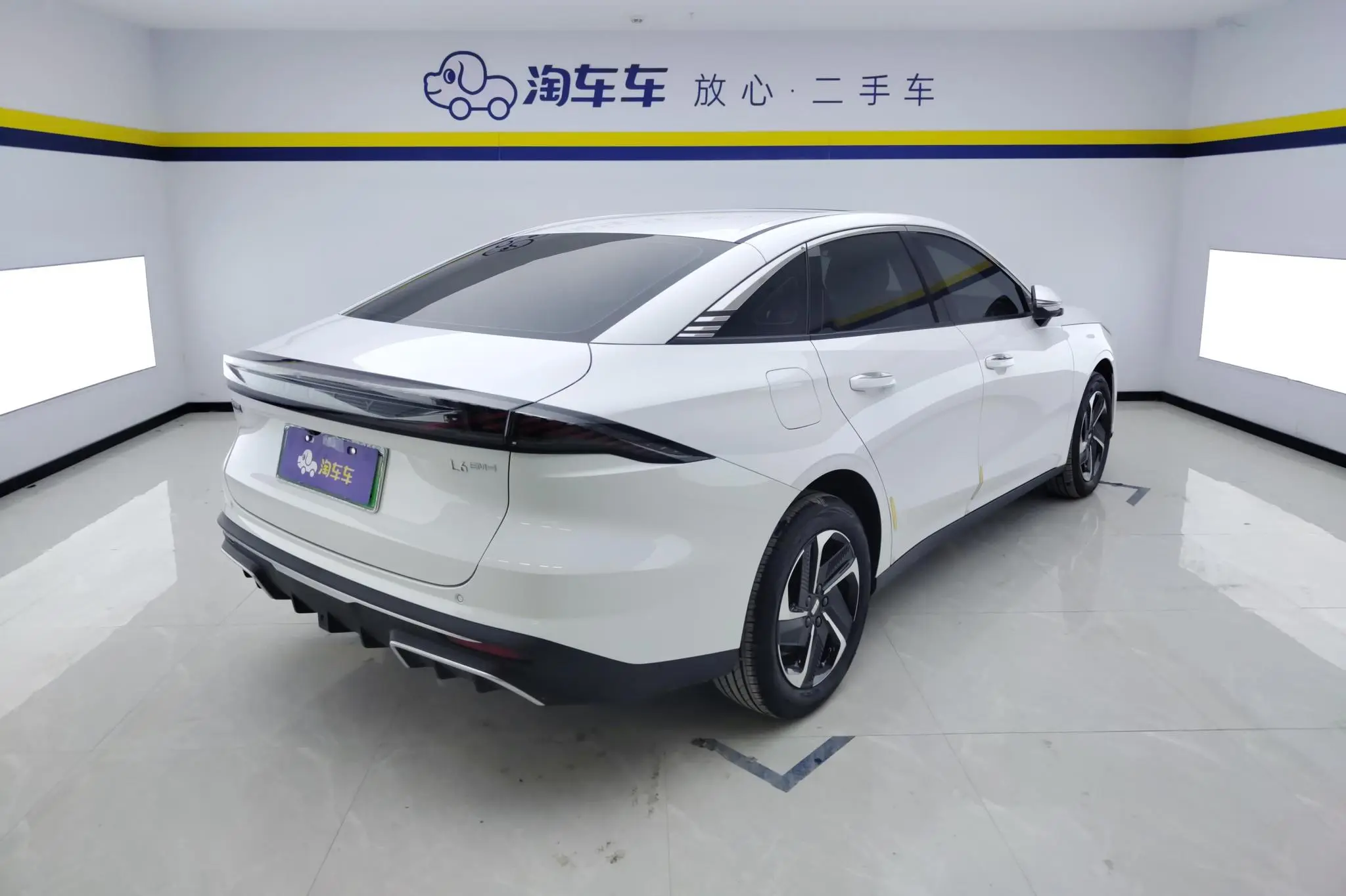 Geely Galaxy Galaxy L6 1.5 EM-i DHT 140KM Discovery+ Version