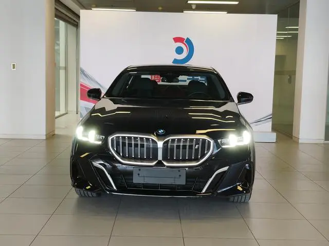 BMW BMW i5 eDrive40L M sports suit