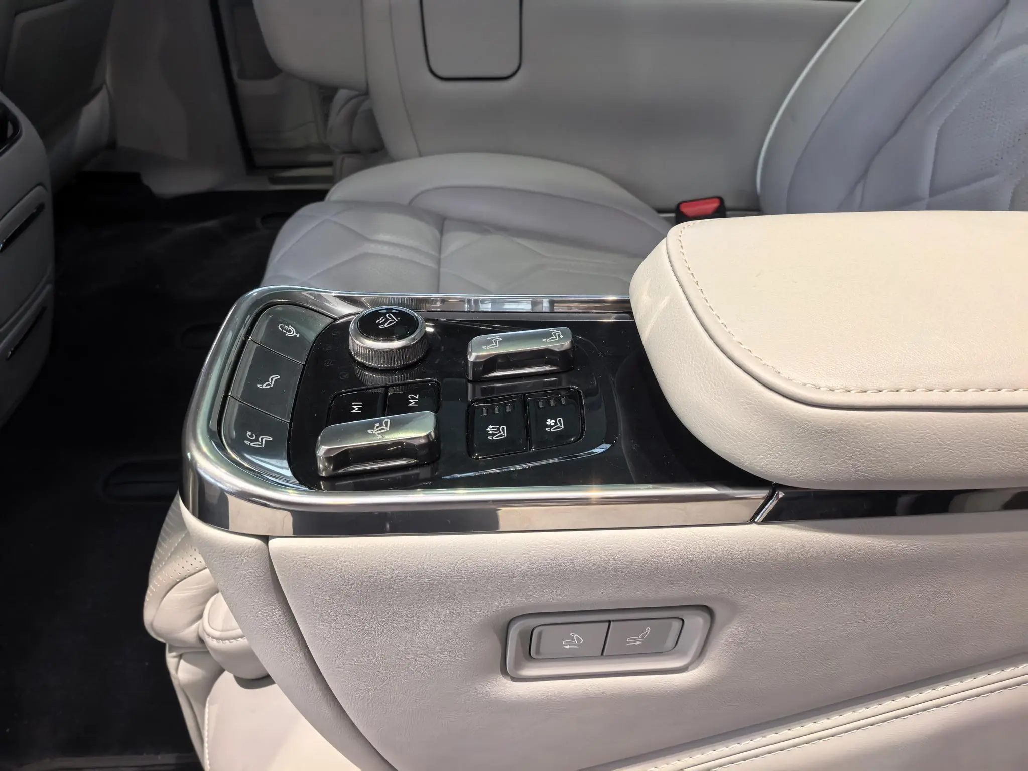 Volvo Volvo EM90 Ultra six seats