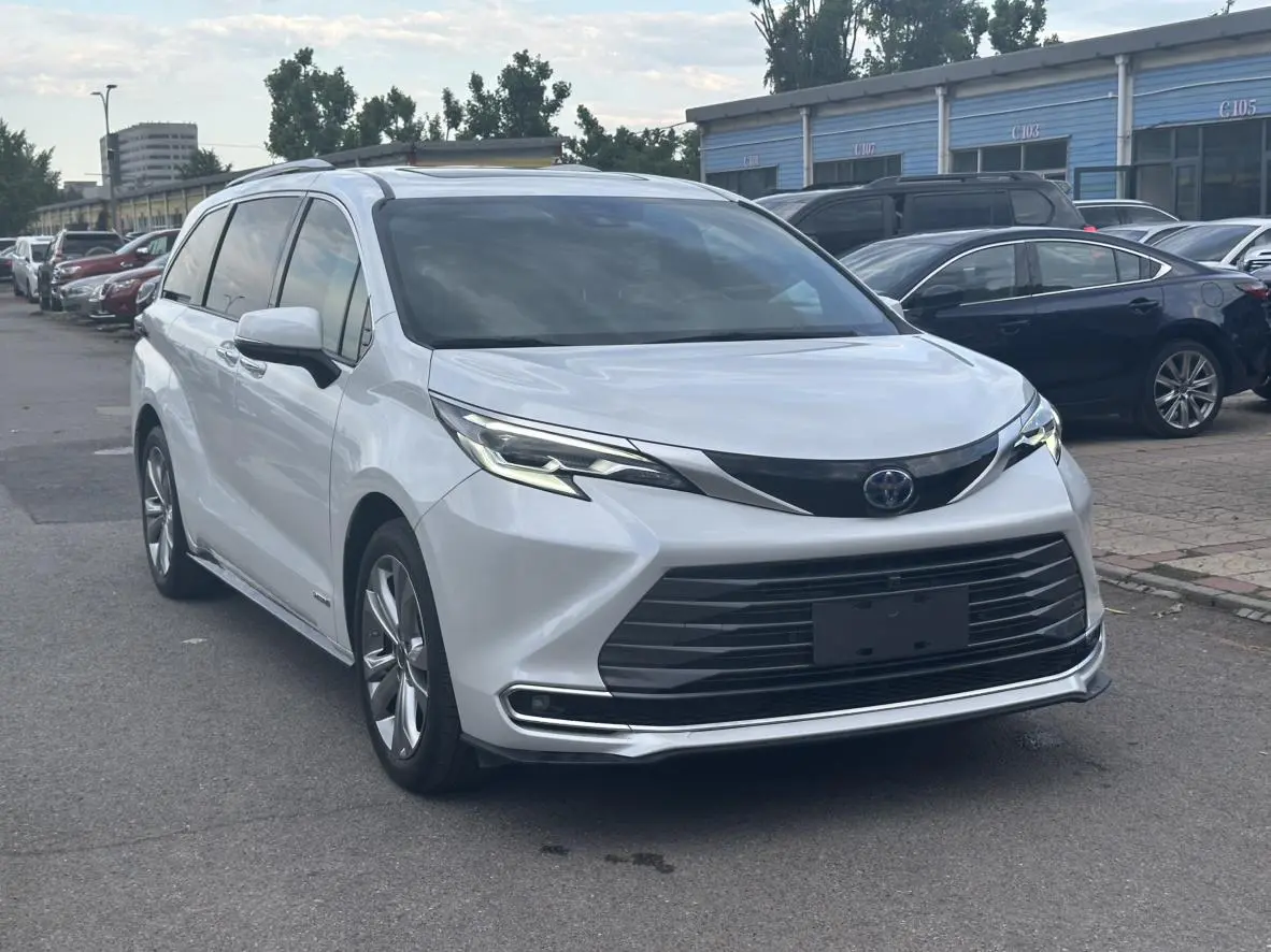 TOYOTA Saina Facelifted dual engine 2.5L Premium Edition