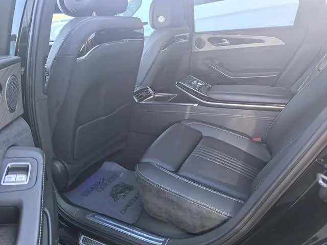 Hongqi Hongqi H9 3.0T Zhilian flag collar four-seater version