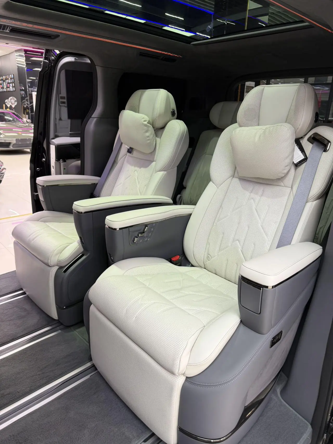 ZEEKR ZEEKR 009 Seven-seater aisle version two-wheel drive 108kWh