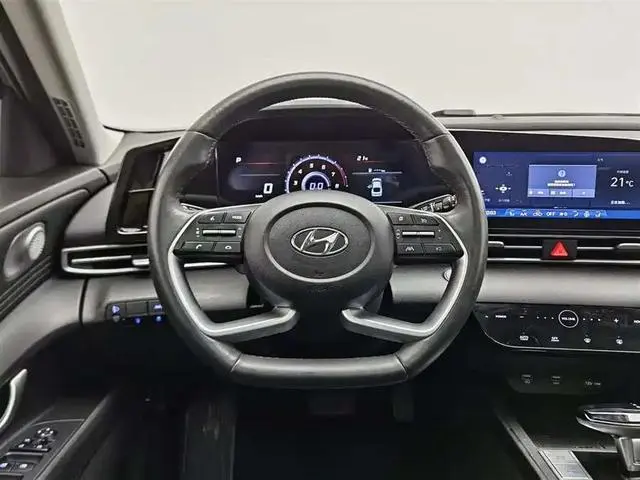 Hyundai Elantra 1.5L CVT LUX Premium Edition