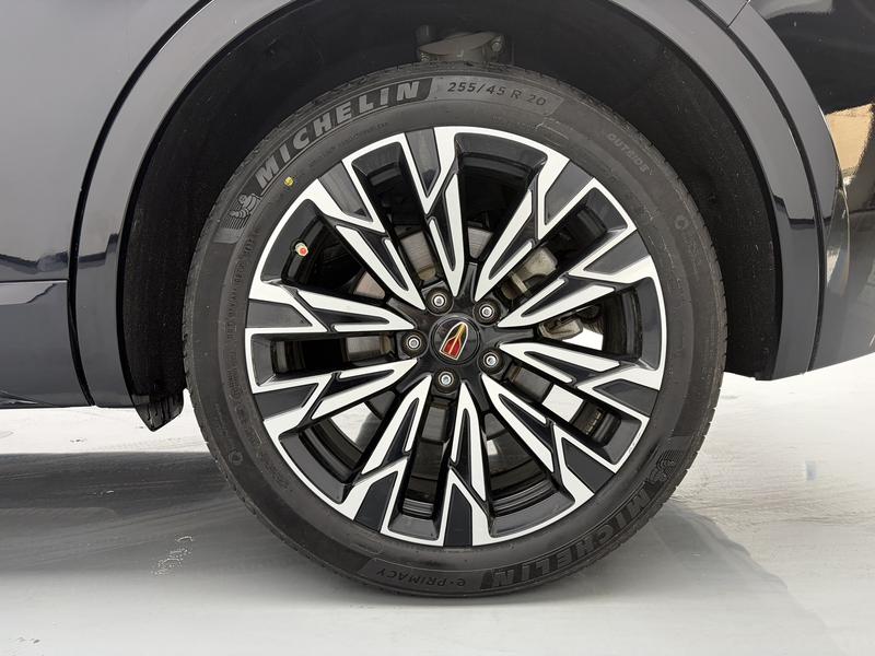 Hongqi Red Flag HS5 2023