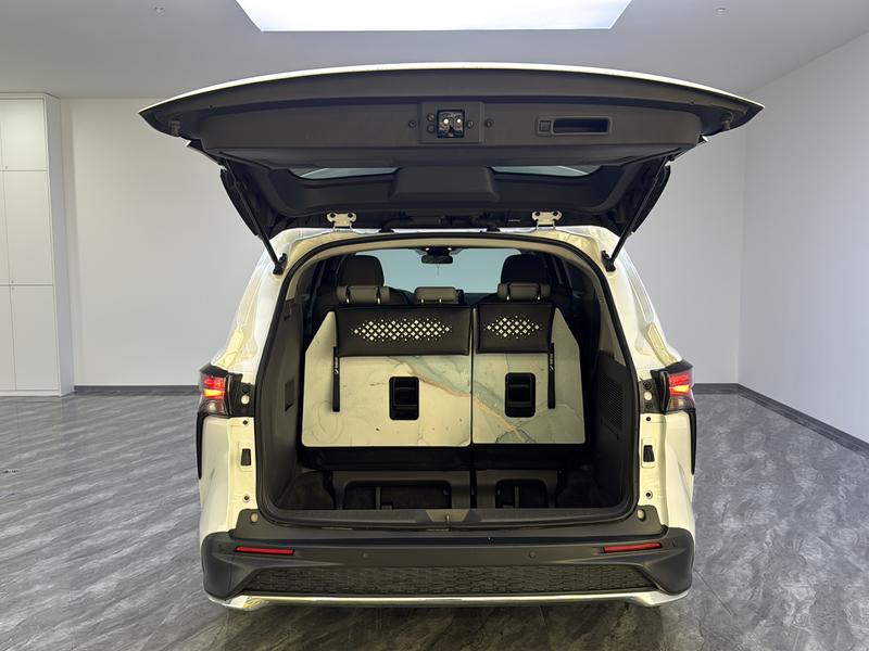 Toyota Gravia 2023