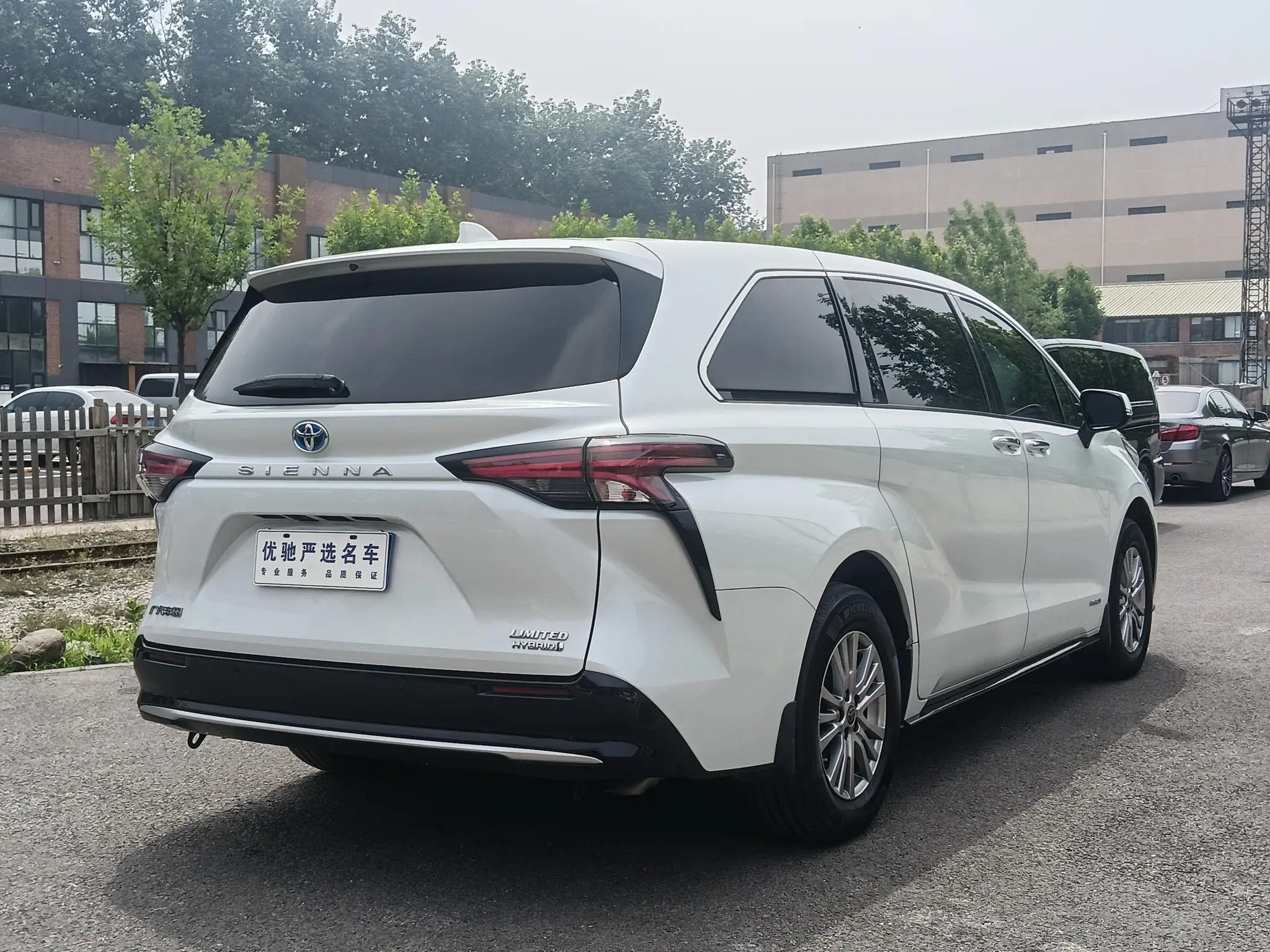 TOYOTA Saina 2.5L Hybrid Premium Edition