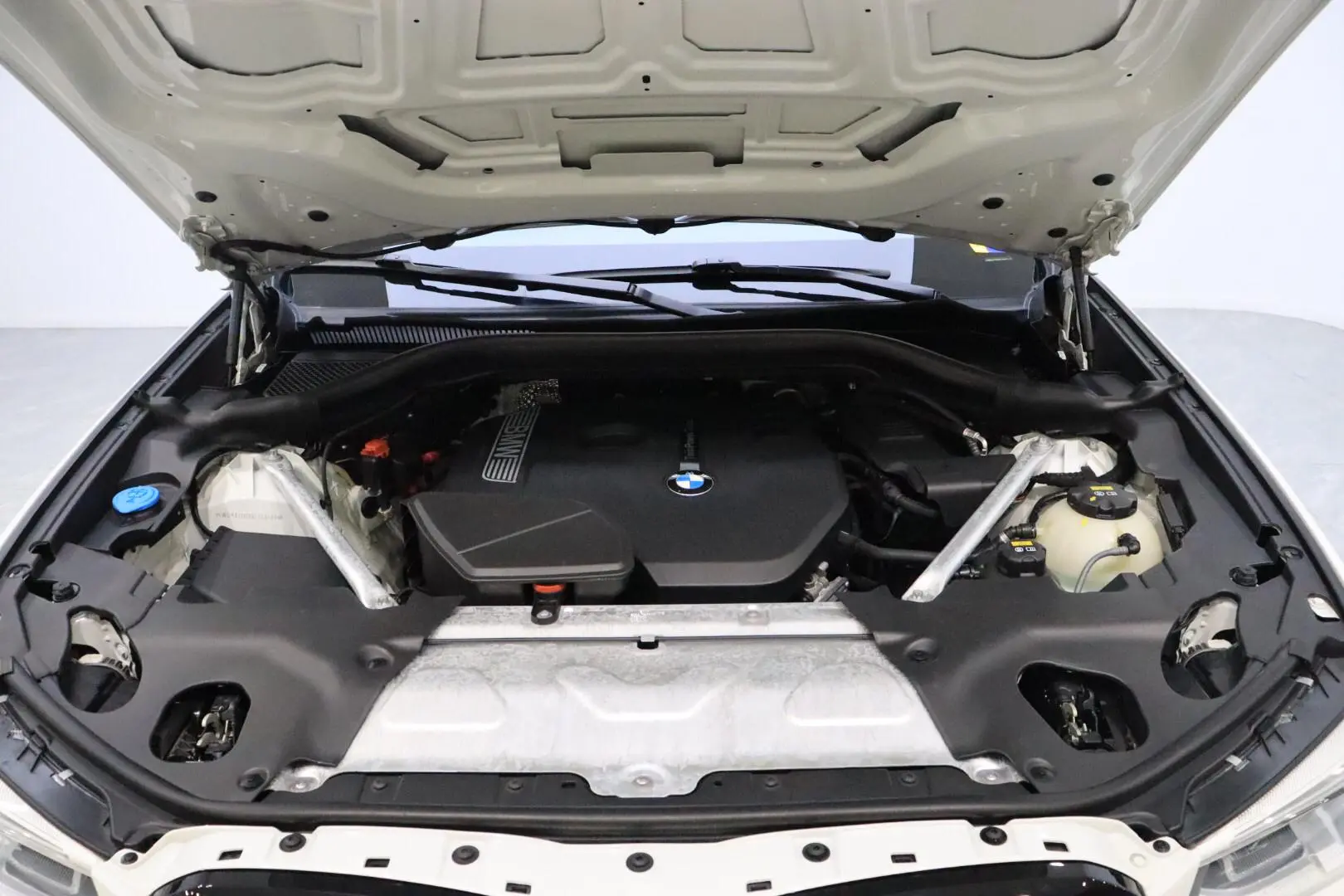 BMW BMW X4 xDrive25i M sports suit