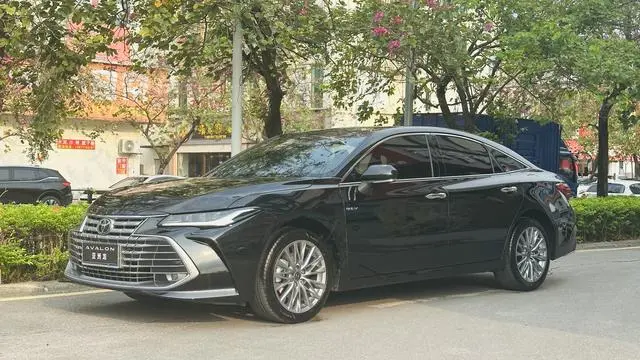 TOYOTA Asian dragon Smart Electric Hybrid Dual Engine 2.0L E-CVT Deluxe Edition