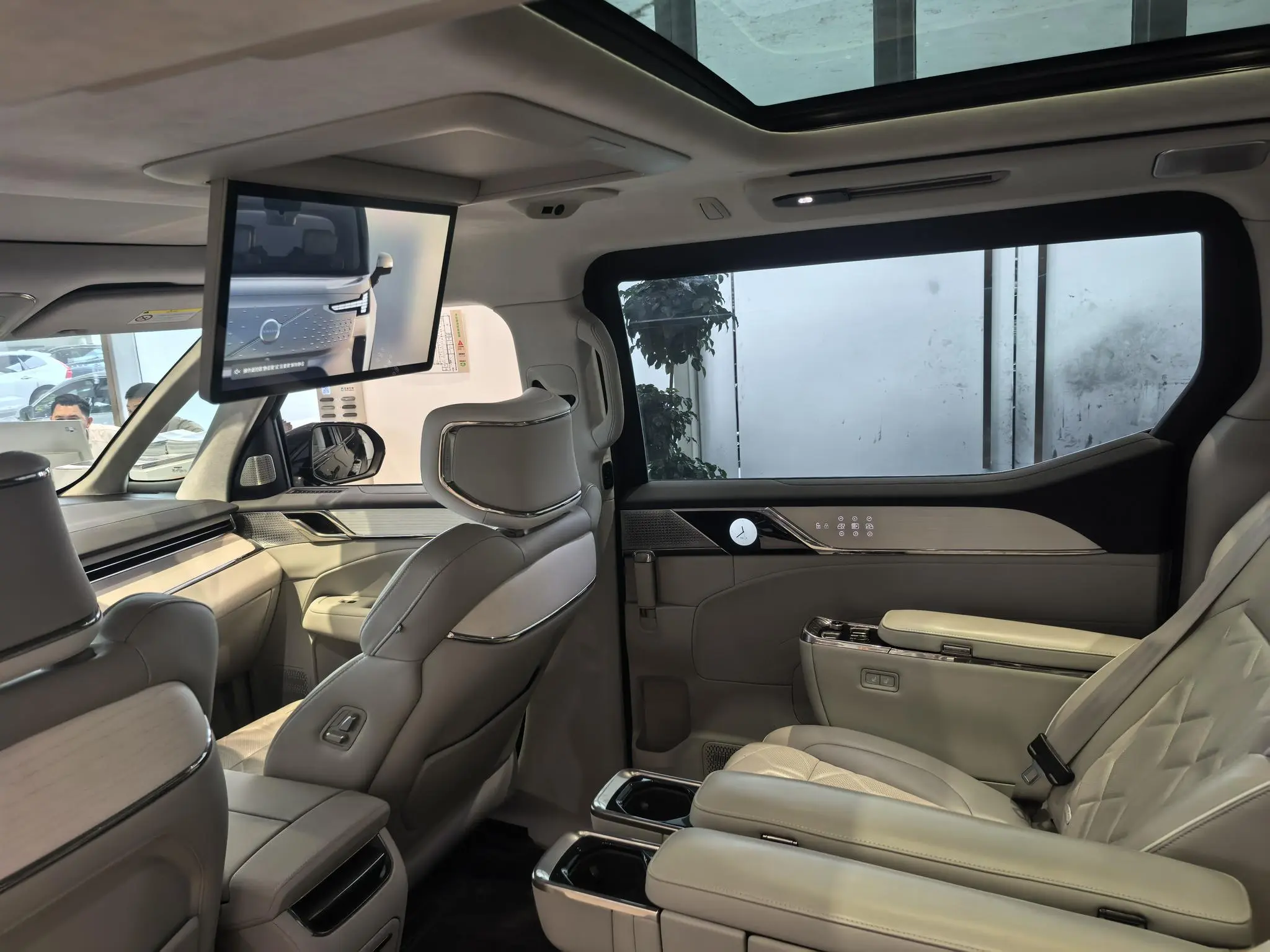 Volvo Volvo EM90 Ultra six seats