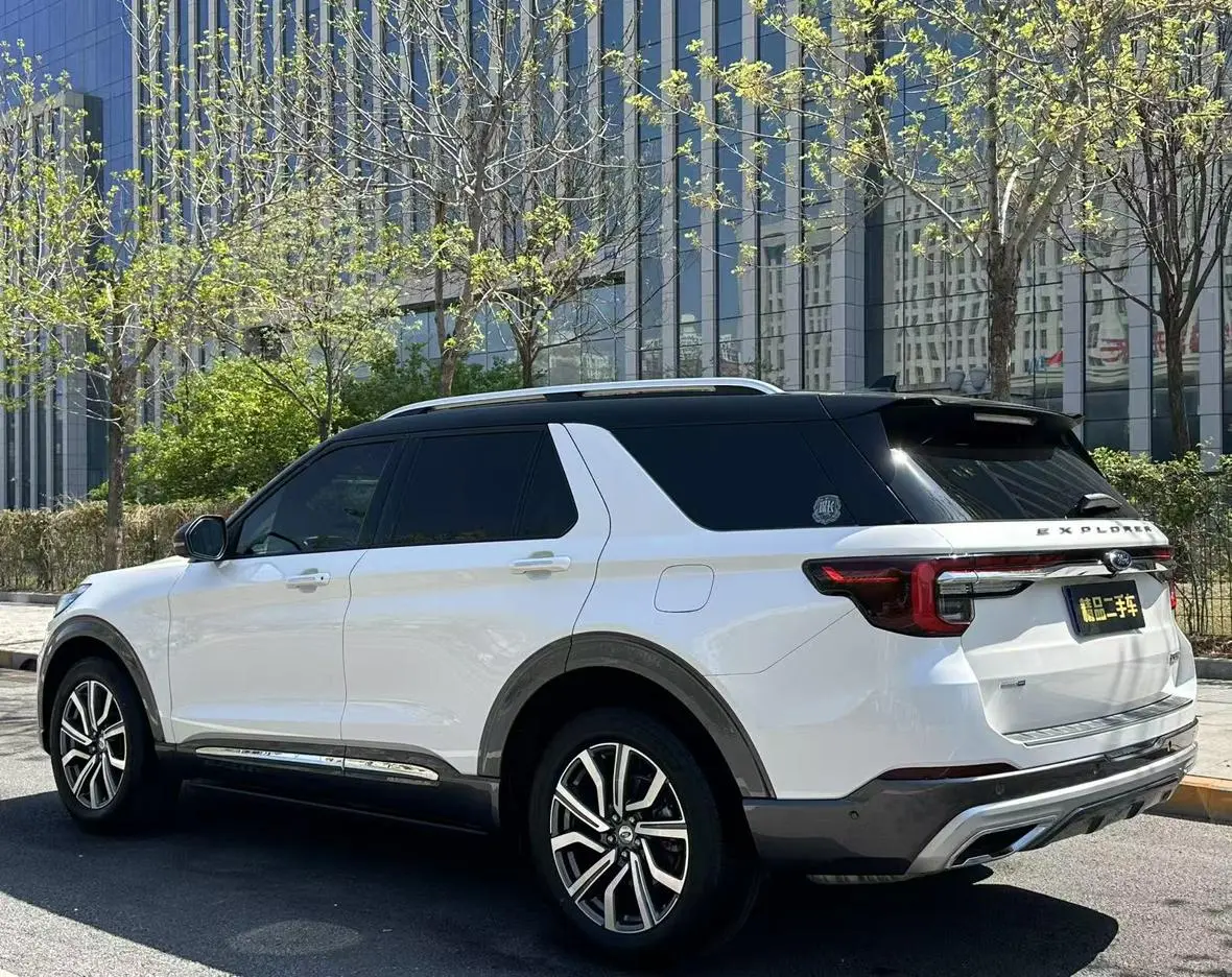 Ford Explorer EcoBoost 285 four-wheel drive titanium version 6 seats