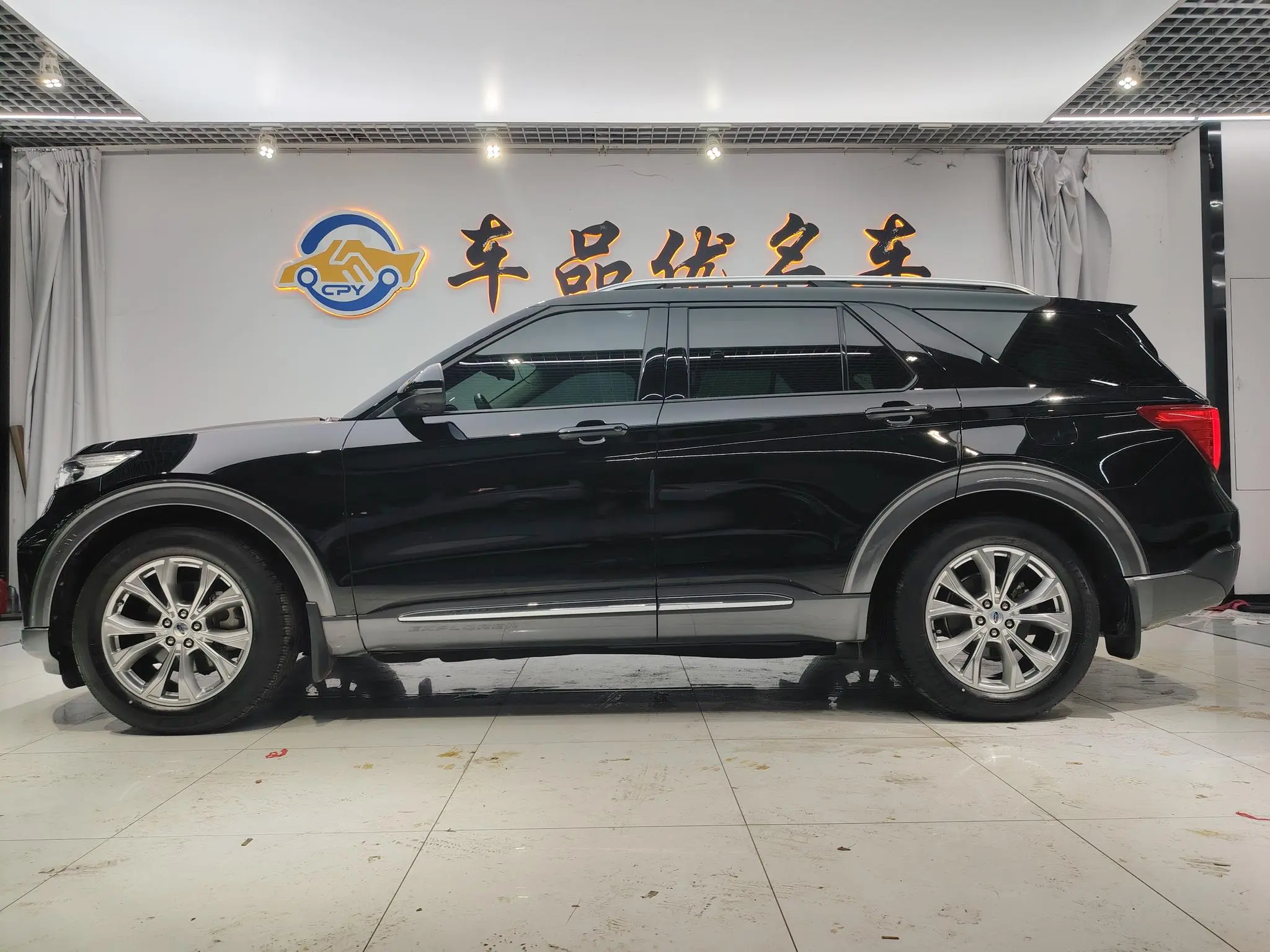 Ford Explorer EcoBoost 285 rear drive fashion version 6 seats