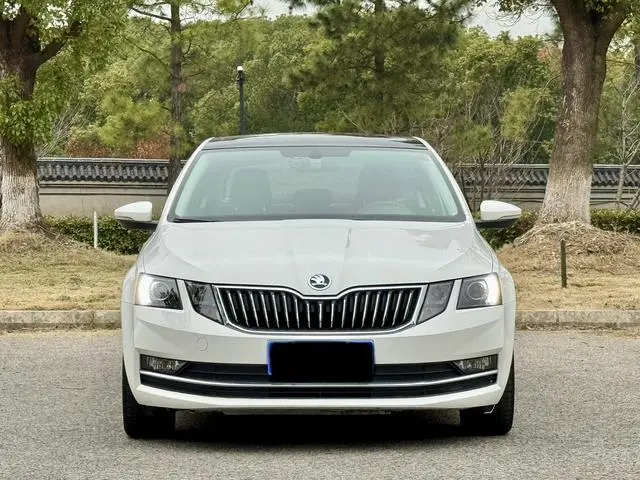 Skoda Octavia ZI230 DSG Smart Bank Deluxe Edition