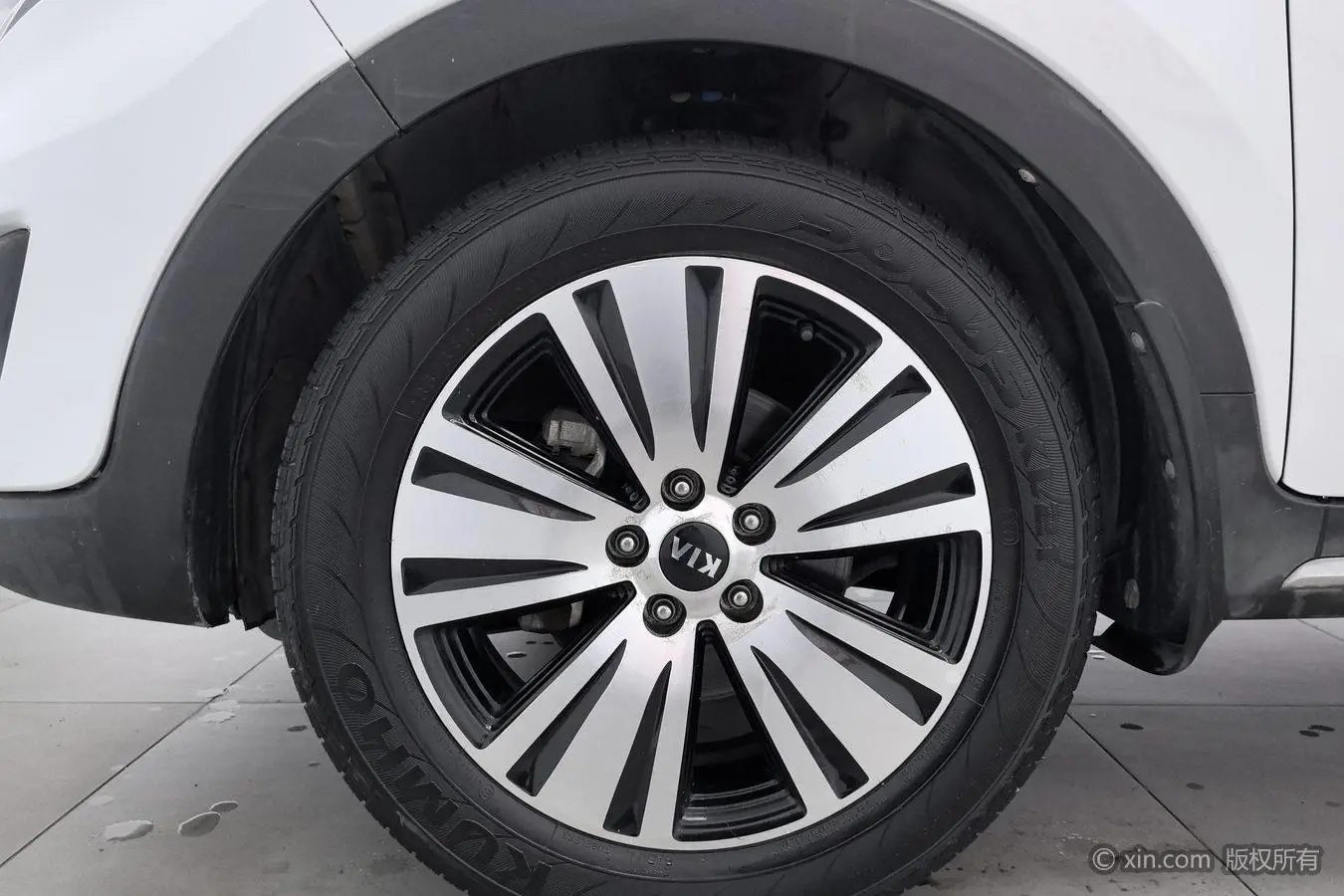 Kia Smart running 2.0L automatic two-wheel drive version DLX