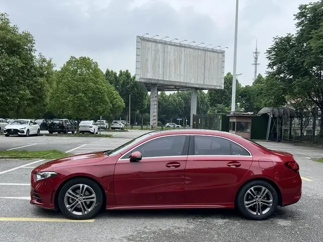 Mercedes-Benz Mercedes-Benz A-class Facelift A 180 L sports sedan