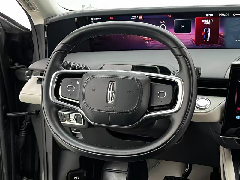 Lincoln Voyager 2023