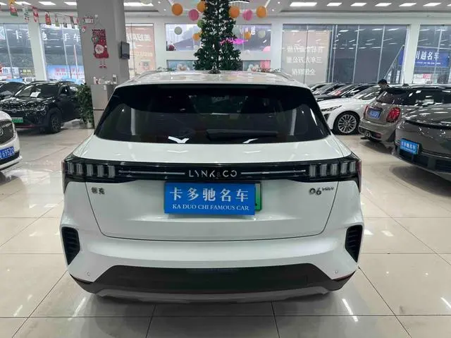 LYNK & CO Lynk & Co. 06 EM-P PHEV Remix Pro