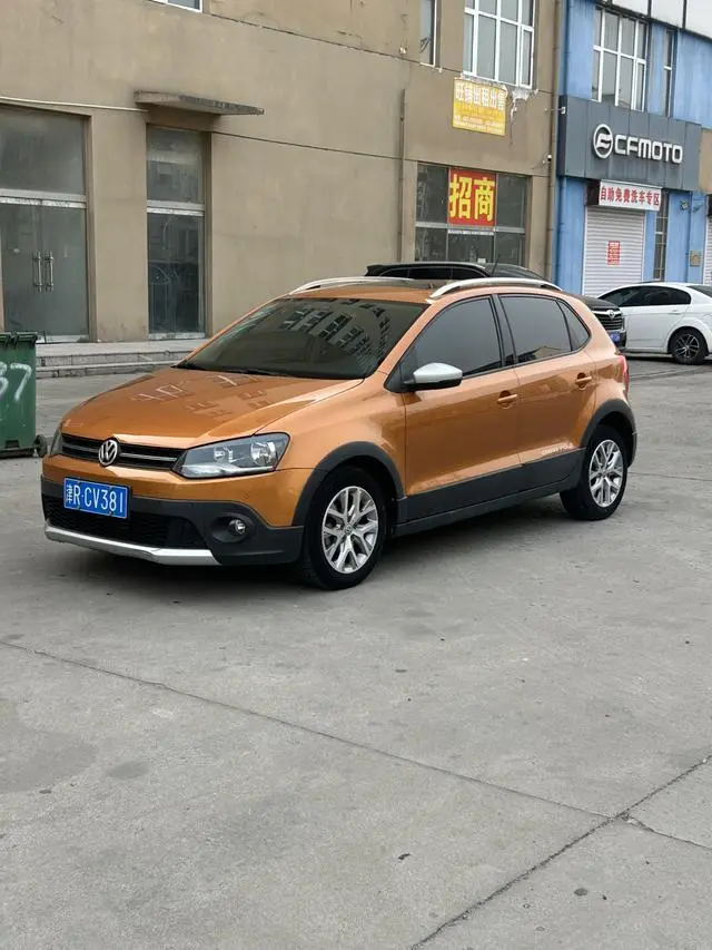 Volkswagen Polo 1.6L Cross Polo automatic