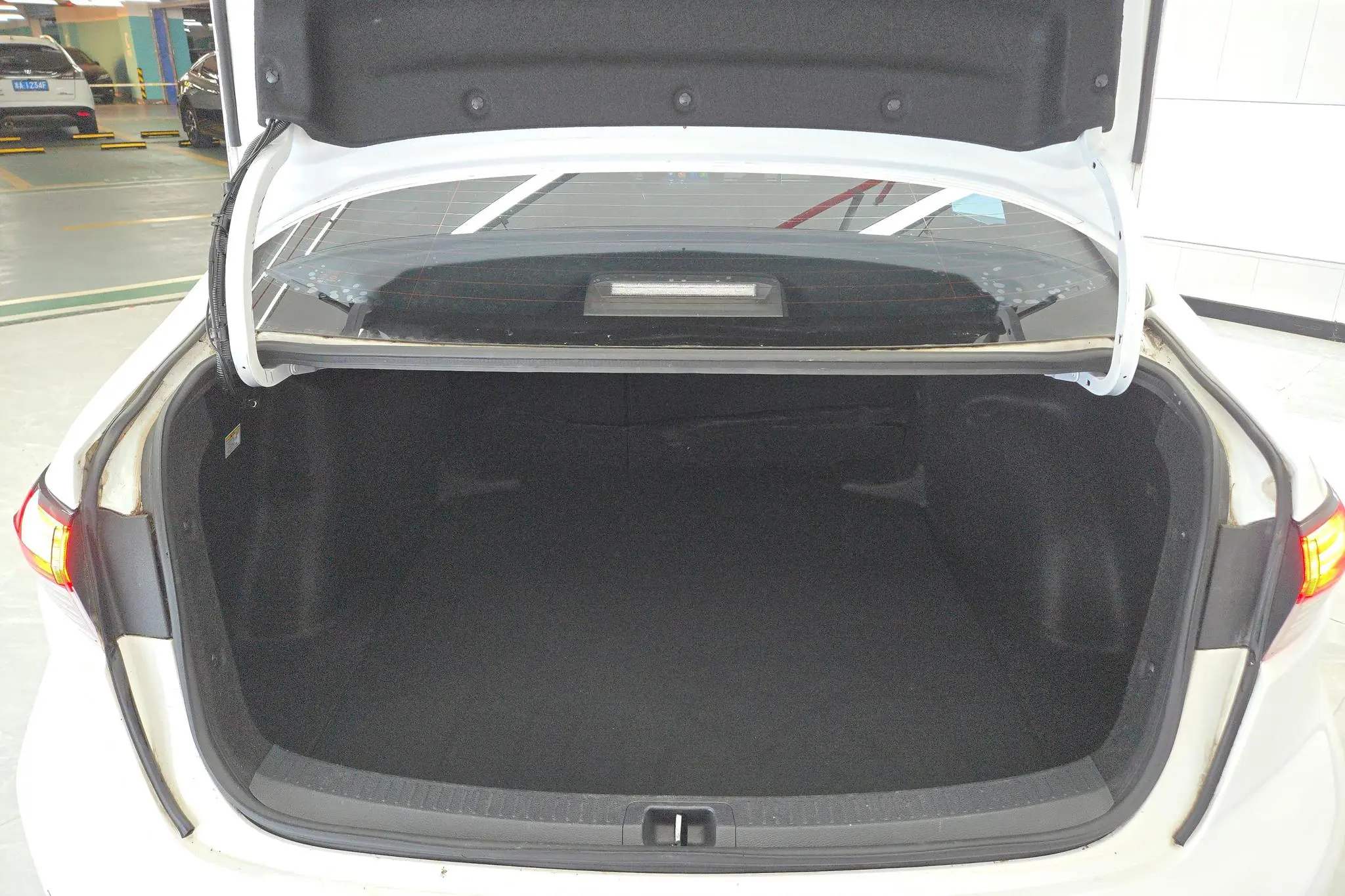 TOYOTA Lei Ling Dual engine 1.8H E-CVT Enterprise Edition