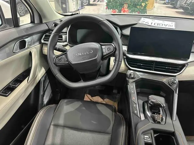 LYNK & CO Lynk & Co. 06 EM-P PHEV Remix Pro