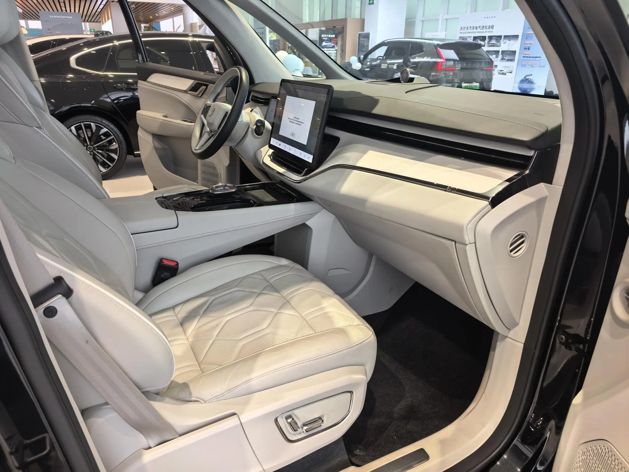Volvo Volvo EM90 Ultra six seats