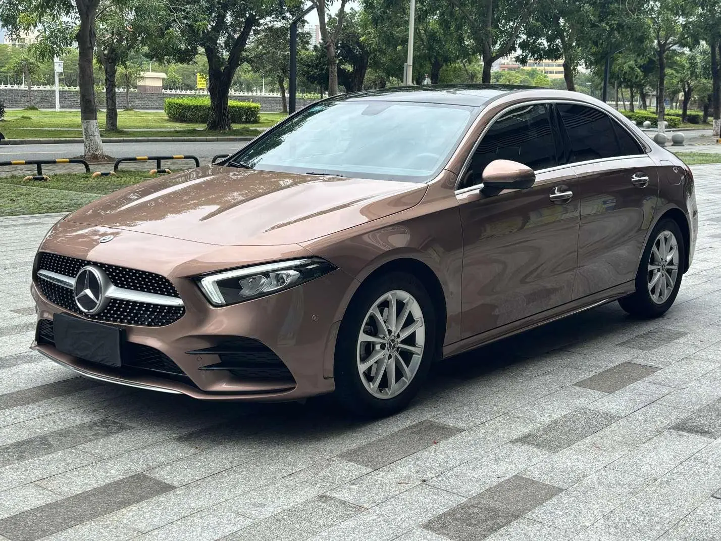 Mercedes-Benz Mercedes-Benz A-class A 200 L sports sedan fashion Version