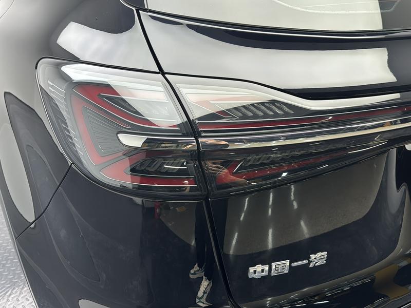Hongqi Red Flag HS5 2023