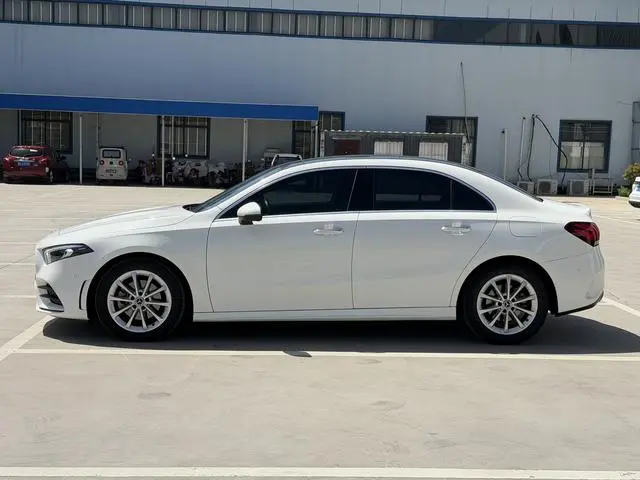 Mercedes-Benz Mercedes-Benz A-class Facelift A 200 L sports sedan