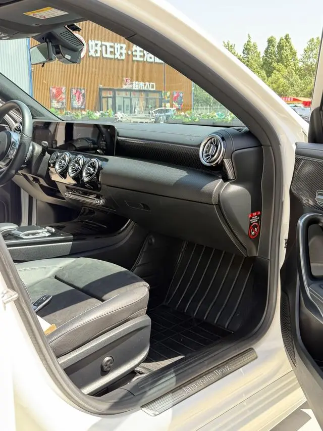 Mercedes-Benz Mercedes-Benz A-class Facelift A 200 L sports sedan