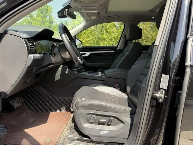Volkswagen Touareg 3.0 TSI Sharp Front Version Country V